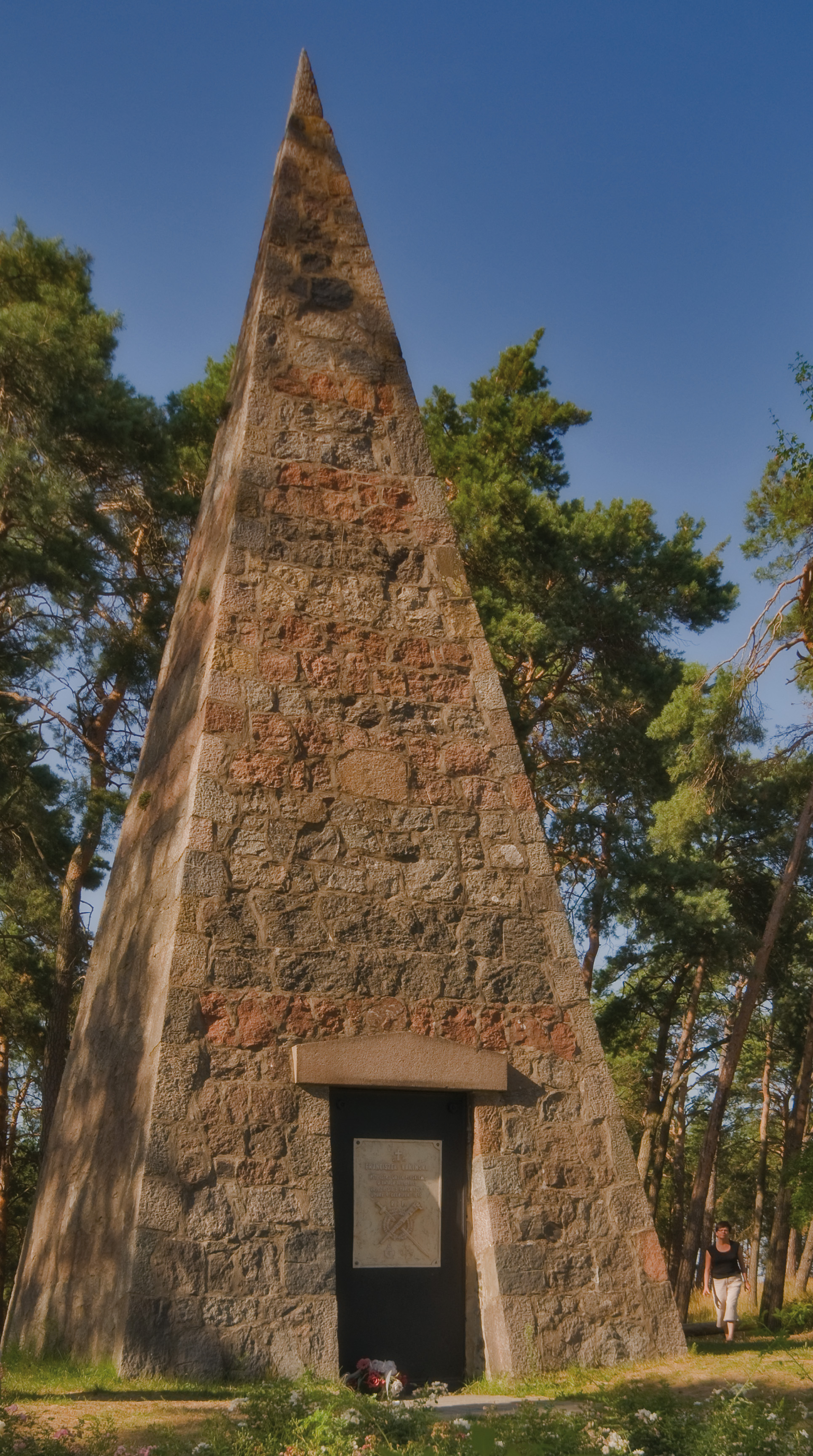 Piramida - grobowiec rotmistrza Łakińskiego