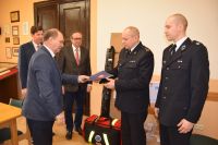 Powiat przekazał sprzęt ratowniczy dla strażaków