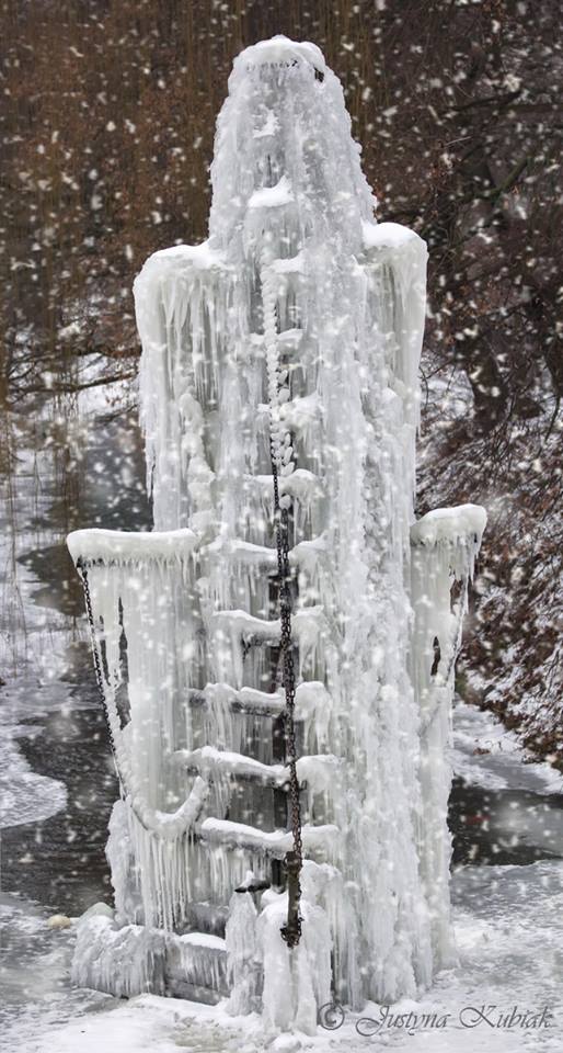 Fontanna lodowa na rzece Wełnie w Wągrowcu