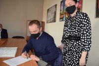 Przekazanie placu pod budowę pełnowymiarowej hali sportowej przy ZS nr 1, podpisanie protokołu