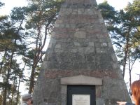 Piramida w Lasku Łakińskim - grobowiec rotmistrza Łakińskiego