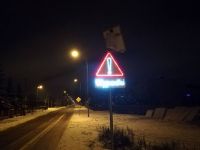 Znaki aktywne na skrzyżowaniu ulicy Bobrownickiej z Leśną