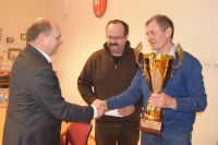 Puchar LZS w rękach starosty