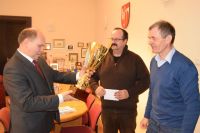 Puchar LZS w rękach starosty
