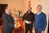 Puchar LZS w rękach starosty