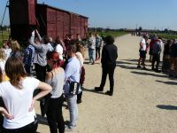 Uczniowie powiatowych szkół zwiedzili Muzeum Auschwitz - Birkenau