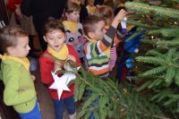 Dzieci z Przedszkola nr 7 Pod Grzybkiem w Wągrowcu ubierają choinkę w starostwie
