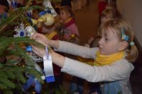 Dzieci z Przedszkola nr 7 Pod Grzybkiem w Wągrowcu ubierają choinkę w starostwie