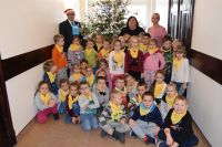 Dzieci z Przedszkola nr 7 Pod Grzybkiem w Wągrowcu ubierają choinkę w starostwie