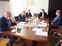 Podpisanie umowy partnerskiej „Razem dla Rozwoju” w gabinecie Starosty Wągrowieckiego