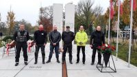 Przedstawiciele grup motoryzacyjnych w trakcie składania kwiatów przed pomnikiem Powstańców Wielkopolskich w Wągrowcu