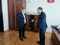 Proboszcz parafii w Damasławku dr Grzegorz Iwiński u Starosty Wągrowieckiego Tomasza Kranca