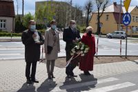 Delegacja powiatu uczciła wszystkich poległych składając kwiaty pod pomnikiem Ofiar II Wojny Światowej