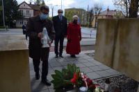 Delegacja powiatu uczciła wszystkich poległych składając kwiaty pod pomnikiem Ofiar II Wojny Światowej