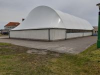 Prace rozbiórkowe boiska "balonu" przy Zespole Szkół nr 1 w Wągrowcu, fot. Łukasz Niewiadomski
