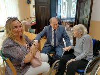 Pani Helena rozmawia ze Starostą Tomaszem Krancem