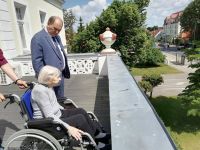 Pani Helena z balkonu starostwa podziwiała Wągrowiec, bez problemu rozpoznając budynek Sądu.