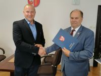 14 września Starosta Tomasz Kranc wraz z dyrektorem Powiatowego Zarządu Dróg Robertem Torzem podpisali umowę na rozbudowę...