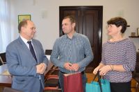 Od lewej: Starosta Wągrowiecki Tomasz Kranc, Hubert Czarnecki i Małgorzata Klessa