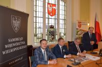 Wicemarszałek Województwa Wielkopolskiego Krzysztof Grabowski podpisał z włodarzami miast i gmin naszego powiatu
