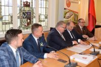Wicemarszałek Województwa Wielkopolskiego Krzysztof Grabowski podpisał z włodarzami miast i gmin naszego powiatu