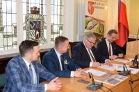 Wicemarszałek Województwa Wielkopolskiego Krzysztof Grabowski podpisał z włodarzami miast i gmin naszego powiatu