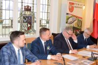 Wicemarszałek Województwa Wielkopolskiego Krzysztof Grabowski podpisał z włodarzami miast i gmin naszego powiatu