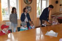 Wizyta grupy "Gwiazdeczek" - sześciolatków z Przedszkola nr 2 im. Marii Konopnickiej w Wągrowcu w Starostwie Powiatowym -...