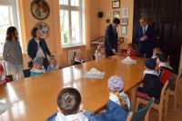 Wizyta grupy "Gwiazdeczek" - sześciolatków z Przedszkola nr 2 im. Marii Konopnickiej w Wągrowcu w Starostwie Powiatowym -...