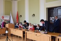 Wizyta grupy "Gwiazdeczek" - sześciolatków z Przedszkola nr 2 im. Marii Konopnickiej w Wągrowcu w Starostwie Powiatowym -...