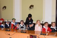 Wizyta grupy "Gwiazdeczek" - sześciolatków z Przedszkola nr 2 im. Marii Konopnickiej w Wągrowcu w Starostwie Powiatowym -...