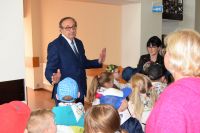 Wizyta grupy "Gwiazdeczek" - sześciolatków z Przedszkola nr 2 im. Marii Konopnickiej w Wągrowcu w Starostwie Powiatowym -...
