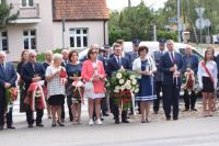 Delegacje złożyły wiązanki pod pomnikiem ofiar wojny przy ul. Kościuszki w Wągrowcu