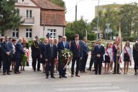 Delegacje złożyły wiązanki pod pomnikiem ofiar wojny przy ul. Kościuszki w Wągrowcu