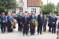 Delegacje złożyły wiązanki pod pomnikiem ofiar wojny przy ul. Kościuszki w Wągrowcu