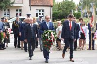 Delegacje złożyły wiązanki pod pomnikiem ofiar wojny przy ul. Kościuszki w Wągrowcu