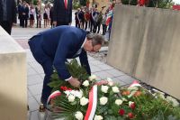 Delegacje złożyły wiązanki pod pomnikiem ofiar wojny przy ul. Kościuszki w Wągrowcu