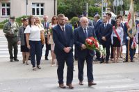 Delegacje złożyły wiązanki pod pomnikiem ofiar wojny przy ul. Kościuszki w Wągrowcu