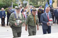 Delegacje złożyły wiązanki pod pomnikiem ofiar wojny przy ul. Kościuszki w Wągrowcu