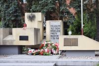 Delegacje złożyły wiązanki pod pomnikiem ofiar wojny przy ul. Kościuszki w Wągrowcu
