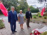 W Łeknie przed obeliskiem przy Gminnym Ośrodku Kultury wiązankę złożyła Wiceprzewodnicząca Rady Powiatu Krystyna Urbańska...
