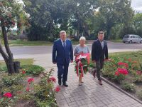 W Łeknie przed obeliskiem przy Gminnym Ośrodku Kultury wiązankę złożyła Wiceprzewodnicząca Rady Powiatu Krystyna Urbańska...