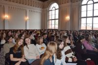 Teatr „Kurtyna” z Krakowa w powiatowych placówkach oświatowych - relacja zdjęciowa