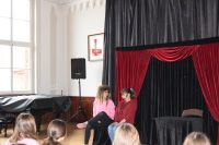 Teatr „Kurtyna” z Krakowa w powiatowych placówkach oświatowych - relacja zdjęciowa
