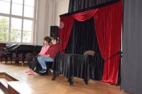 Teatr „Kurtyna” z Krakowa w powiatowych placówkach oświatowych - relacja zdjęciowa