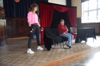 Teatr „Kurtyna” z Krakowa w powiatowych placówkach oświatowych - relacja zdjęciowa