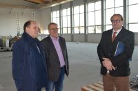 Hala przy ZS nr 1, od lewej Starosta Wągrowiecki Tomasz Kranc, Stanisław Kaczmarek i Wicestarosta Michał Piechocki