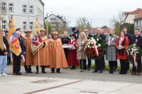 Delegacje złożyły wiązanki pod pomnikiem Powstańców Wielkopolskich przy ul. Kościuszki - relacja zdjęciowa