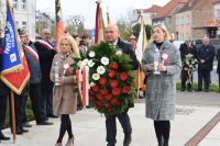 Delegacje złożyły wiązanki pod pomnikiem Powstańców Wielkopolskich przy ul. Kościuszki - relacja zdjęciowa