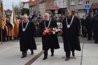 Delegacje złożyły wiązanki pod pomnikiem Powstańców Wielkopolskich przy ul. Kościuszki - relacja zdjęciowa